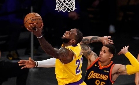  詹姆斯绝杀，湖人险胜勇士  